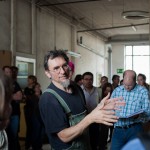 Hanswerner Kirschmann erklärt seine Installation für den Palast der Produktion